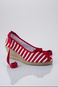 kırmızı çizgili ayakkabı