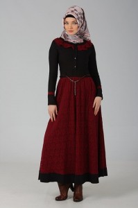 koyu kırmızı siyah kapalı elbiseler